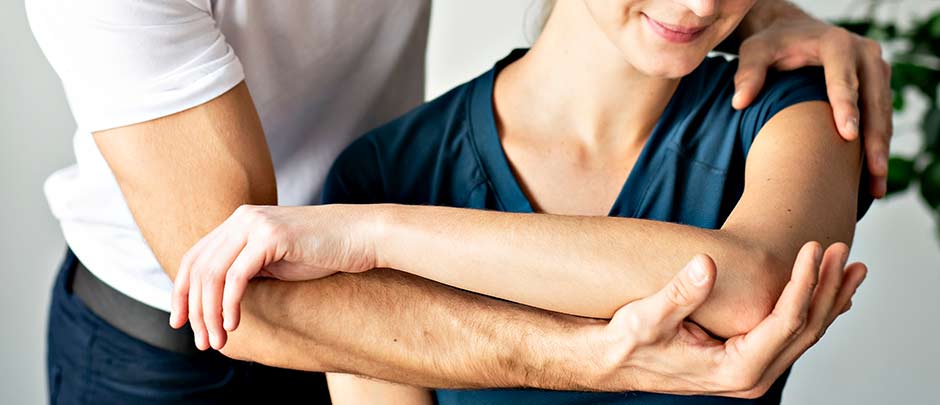 Woman getting PT on shoulder